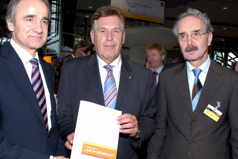 Karl-Heinz Streibich, Vorstandsvorsitzender Software AG überreicht Mittelstandsbroschüre; Quelle: BMWi