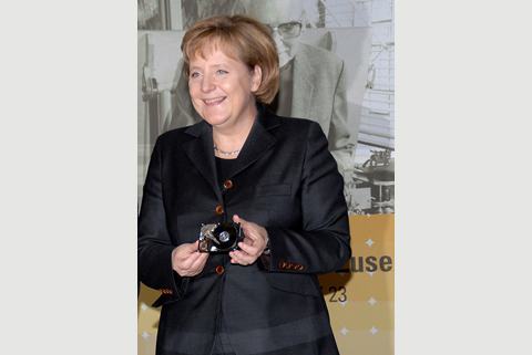 Bundeskanzlerin Dr. Angela Merkel  mit der "Grünbergfestplatte"; Quelle: BMWi