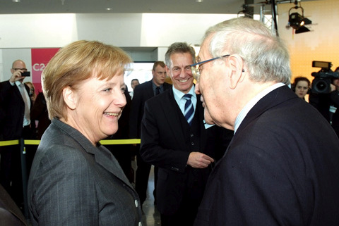 Rainer Brüderle, Bundesminister für Wirtschaft und Technologie, begrüßt Bundeskanzlerin Dr. Angela Merkel auf dem Vierten Nationalen IT Gipfel; Quelle: BMWi/Lüders