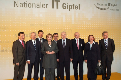 Gruppenfoto mit Dr. Angela Merkel vor der Pressewand; Quelle: BMWi/Lüders