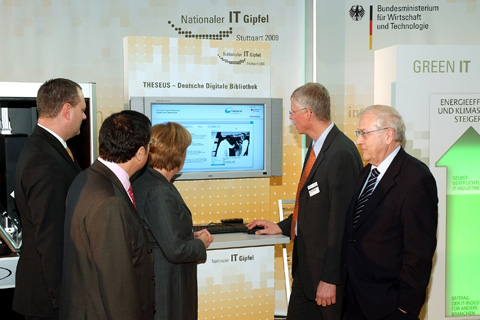Bundeskanzlerin Dr. Angela Merkel und Bundesminister Rainer Brüderle informieren sich über THESEUS - Deutsche Digitale Bibliothek; Quelle: BMWi/Lüders