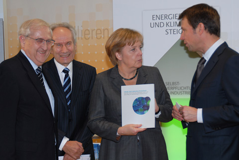 René Obermann, Vorstandsvorsitzender Deutsche Telekom AG, übergibt die SMART 2020D-Studie an Bundeskanzlerin Dr. Angela Merkel; Quelle: BMWi/Eriksson