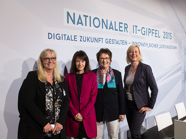 Zum mittlerweile siebten Gründerinnentreffen luden Brigitte Zypries (2.v.r.) und Gesche Joost (rechts) zwei erfolgreiche Frauen der IT-Branche ein: Doris Albiez (Dell, links) und Christin Eisenschmid (Intel, 2.v.l.); Quelle: BMWi/Espen Eichhöfer