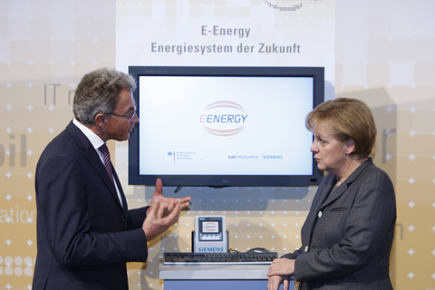 Bundeskanzlerin Dr. Angela Merkel und Prof. Dr.-Ing. Thomas Hartkopf, Technische Universität Darmstadt, bei der Präsentation des Leuchtturmprojektes E-Energy; Quelle: BMWi
