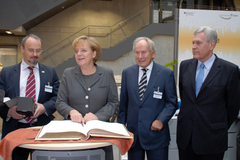 Bundeskanzlerin Dr. Angela Merkel trägt sich in das Goldene Buch der Stadt Darmstadt ein; Quelle: BMWi
