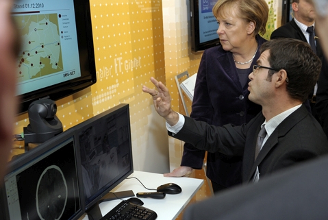 Bundeskanzlerin Merkel informiert sich über das SOS-NET, eine telemedizinische Beratung für Schlaganfallpatienten, die das Dresdner Universitäts SchlaganfallCentrum kooperierenden Kliniken bietet; Quelle: BMWi/Jürgen Gebhardt