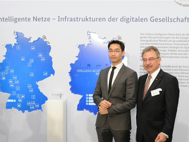 Bundeswirtschaftsminister Dr. Philipp Rösler (links) mit dem Präsidenten des BITKOM e.V. Prof. Dieter Kempf - der Aufbau Intelligenter Netze in der Infrastruktur Deutschlands ist ein Schwerpunktthema des Nationalen IT-Gipfels 2012; Quelle: BMWi