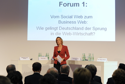 Forum 1: "Vom Social Web zum Business Web: Wie gelingt Deutschland der Sprung in die Web-Wirtschaft?" mit Moderatorin Valerie Haller; Quelle: BMWi
