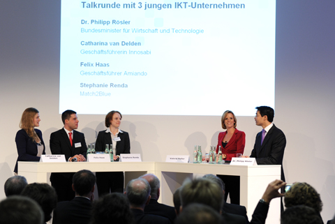 Bundesminister Dr. Philipp Rösler (r.) diskutiert mit Vertretern von drei jungen IKT-Unternehmen; Quelle: BMWi