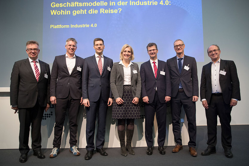 Vertreterinnen und Vertreter der Plattform Industrie 4.0 erörterten neue Geschäftsmodelle im Bereich Industrie 4.0 mit dem Parlamentarischen Staatssekretär Christian Hirte.