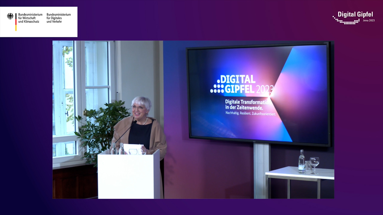 Aufzeichnung der Keynote und des Panels „Bridging the Gap – wie Digitalvorhaben und Künstliche Intelligenz jungen Menschen den Zugang zu Kultur und Medien erleichtern“ StM Claudia Roth (BKM), Raum Grete Unrein
