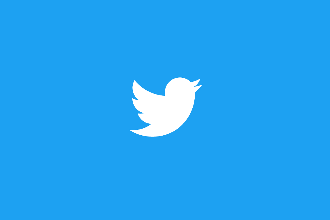 Weißes Twitter-Logo auf blauen Hintergrund
